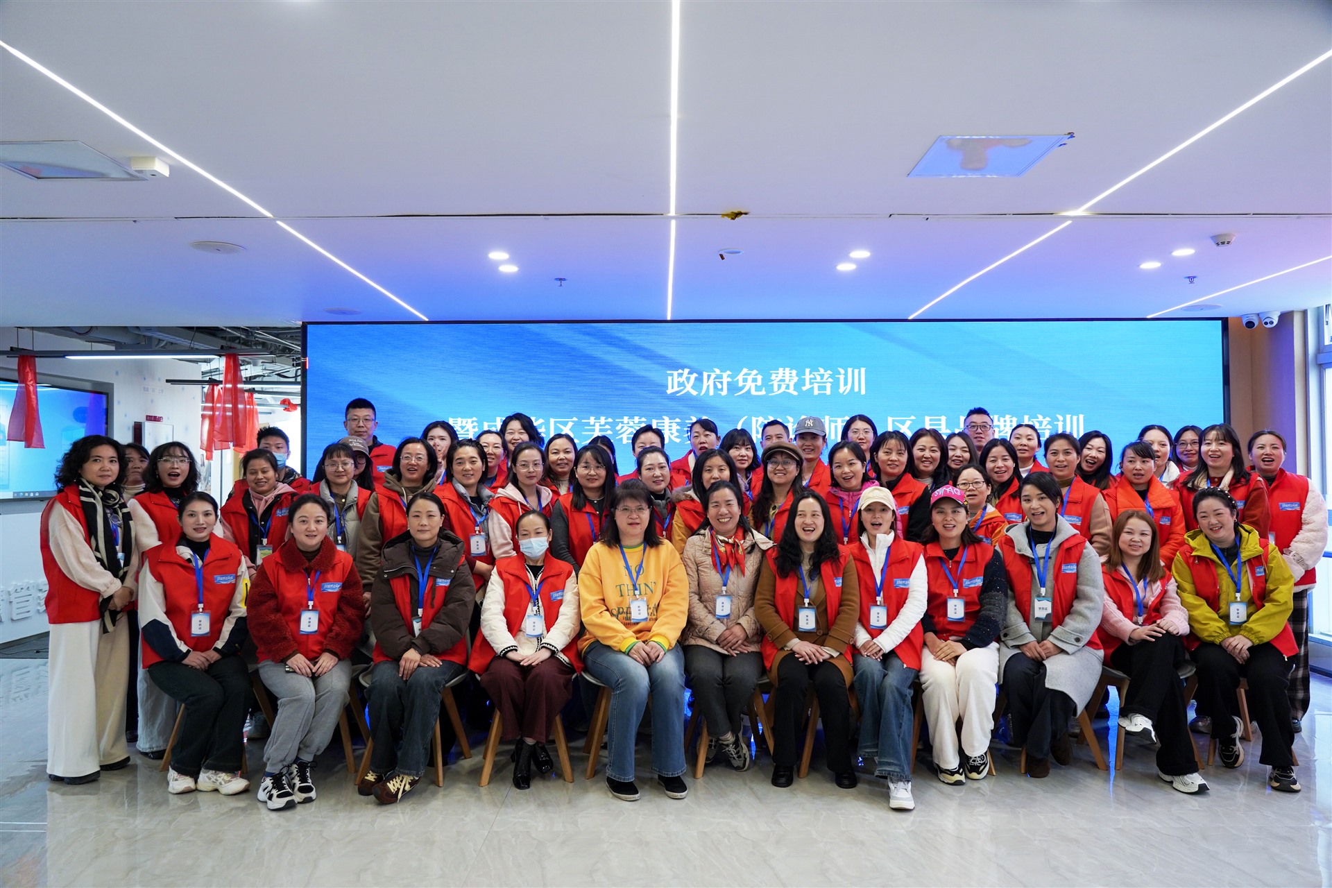 成都华禾职业技能培训学校有限公司2025年第五期、第六期成华区区县品牌“芙蓉康养-陪诊师”培训班顺利结业